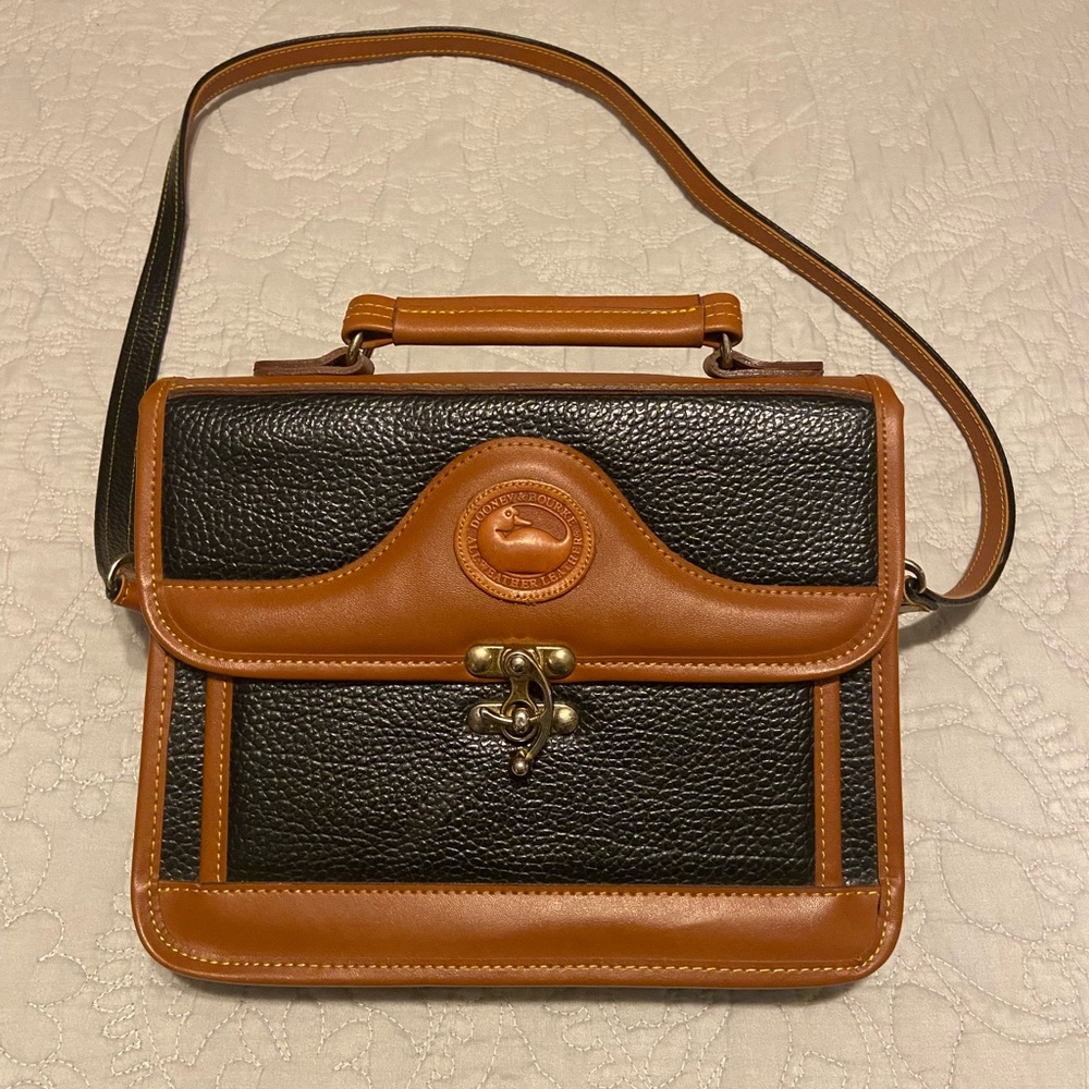 Vintage Dooney & Bourke Leather hand/crossbody Bag.